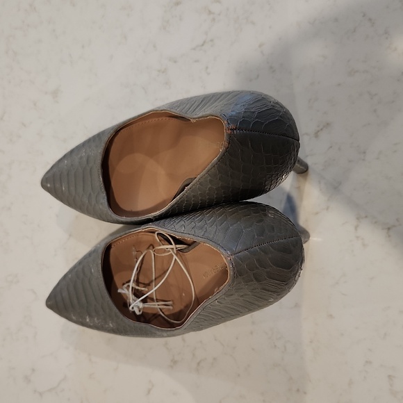 BCBG Pumps Gray - Picture 2 of 3